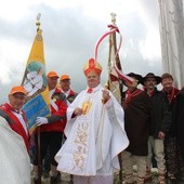 Bp Tadeusz Rakoczy z uczestnikami rajdu na Bendoszkę