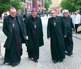 Abp. Józefowi towarzyszyli abp Marian Gołębiewski i bp Andrzej Siemieniewski  