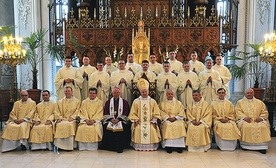  Po liturgii 14 nowych księży stanęło do wspólnej fotografii razem z biskupami i zarządem Wyższego Seminarium Duchownego