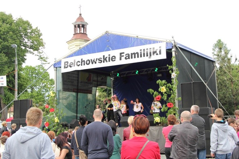 Energetyczny pokaz zumby cieszył sie dużym zainteresowaniem uczestników festynu