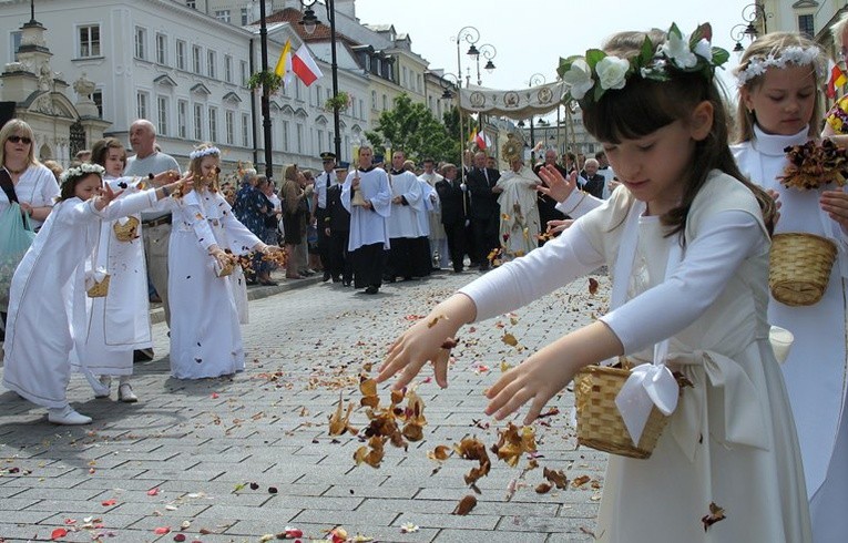 W centralnej procesji Bożego Ciała w Warszawie co roku bierze udział kilka tysięcy wiernych