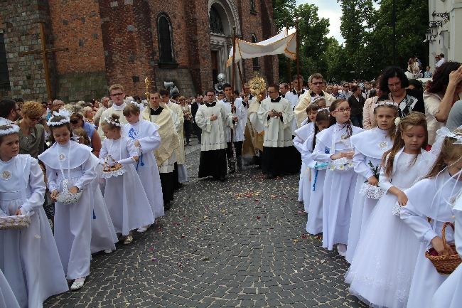 W procesji szli: wierni, duchowieństwo, siostry zakonne, dzieci pierwszokomunijne, członkowie katolickich ruchów i stowarzyszeń