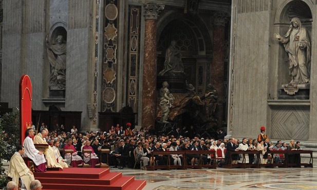 Papież przewodniczył Adoracji Eucharystycznej 