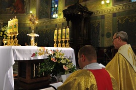 Biskup Piotr Libera przewodniczył godzinnej adoracji eucharystycznej w katedrze