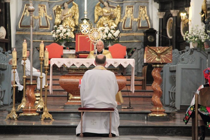 Adoracji w bazylice katedralnej w Łowiczu przewodniczył bp Andrzej F. Dziuba