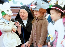 Siostra Bernadeta podczas występów artystycznych dzieci z okazji przedszkolnego Święta Rodziny