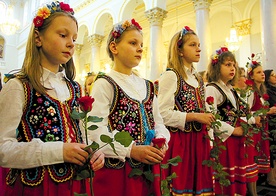  Relikwie witały też dzieci z salezjańskich szkół