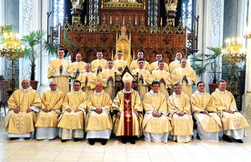  Po liturgii święceń diakoni stanęli do pamiątkowej fotografii z bp. Adamem Odzimkiem oraz członkami zarządu Wyższego Seminarium Duchownego