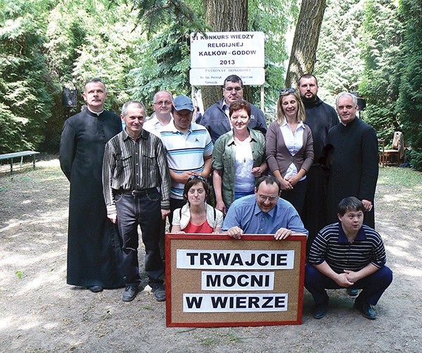  Zwyciężyli podopieczni Warsztatu Terapii Zajęciowej z Jedlanki Starej. Na zdjęciu z opiekunami i członkami jury: (od lewej) ks. Henrykiem Wólczyńskim, br. Grzegorzem Baczyńskim i ks. Zbigniewem Staniosem 