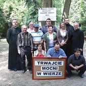  Zwyciężyli podopieczni Warsztatu Terapii Zajęciowej z Jedlanki Starej. Na zdjęciu z opiekunami i członkami jury: (od lewej) ks. Henrykiem Wólczyńskim, br. Grzegorzem Baczyńskim i ks. Zbigniewem Staniosem 