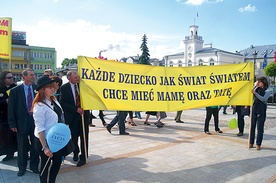  Członkowie wspólnoty Domowego Kościoła z transparentem w obronie rodziny na placu Jana Pawła II w Ciechanowie