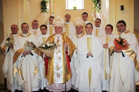 Nowi kapłani wraz z bp. Tadeuszem Rakoczym, bp. Piotrem Gregerem i przełożonymi seminarium
