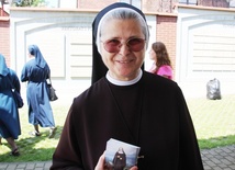 Siostra Ancilla Stasiowska z obrazkiem beatyfikacyjnym bł. Małgorzaty Szewczyk