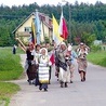 Pielgrzymi z Litwy w trzecim tygodniu wędrówki wchodzą do Janowa