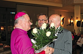  Biskup Tadeusz Rakoczy przyjmuje życzenia od Akcji Katolickiej i jej prezesa Andrzeja Kamińskiego