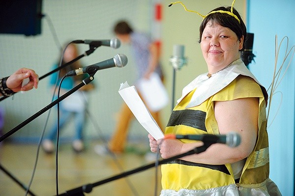  Na tym festiwalu, jak wszędzie indziej, ważna jest także aranżacja występu. W takim stroju można zaśpiewać tylko „Pszczółkę Maję”