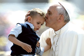 – Każde błogosławieństwo księdza jest jak przytulenie Pana Boga – przekonywał papież Franciszek chore dzieci
