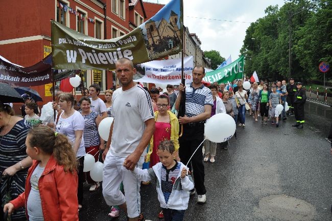 Różne pokolenia szły w marszu, manifestując przywiązanie do wartości życia i rodziny