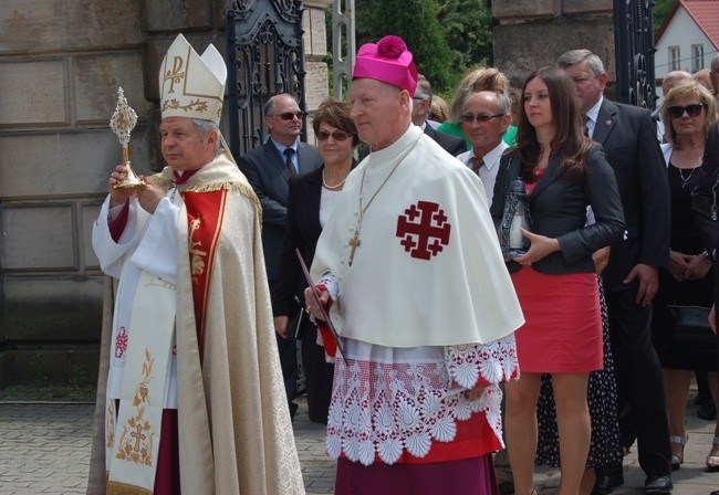 Relikwie bł. Jana Pawła II do suchedniowskiej światyni wniósł bp Henryk Tomasik