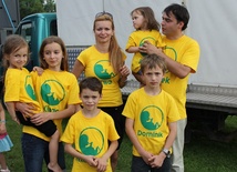 Rodzinka w żółtych koszulkach