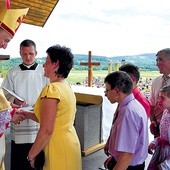  Bp Jeż wręcza srebrny medal rodzinie Bernadetcie i Piotrowi Pikulom z Radgoszczy