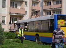 Autobus uderzył w blok