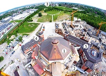 Widok Centrum Jana Pawła II z lotu ptaka. Zdjęcie wykonane z dźwigu ustawionego na terenie budowy