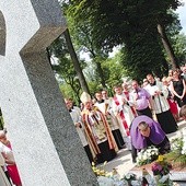  Pomnik projektował ks. Andrzej Milewski, a wykonał zakład kamieniarski  Wojciecha Popielskiego. Pochówki będą odbywały się dwa razy w roku