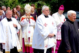  Bp Henryk Tomasik wniósł relikwie bł. Jana Pawła II do suchedniowskiej świątyni 