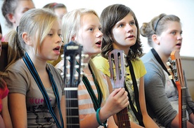  Aż cztery dziewczynki uczą się grać na gitarze, żeby poprawiać brzmienie katedralnej scholi dziecięcej