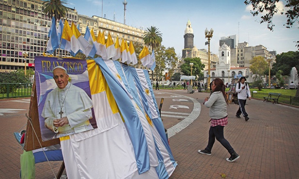 Zdjęcia Franciszka można kupić w Buenos  Aires wszędzie, także na centralnym placu  stolicy Argentyny – Plaza de Mayo