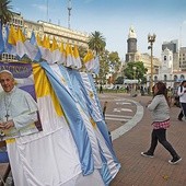 Zdjęcia Franciszka można kupić w Buenos  Aires wszędzie, także na centralnym placu  stolicy Argentyny – Plaza de Mayo