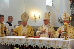 Mszę z licznym gronem księży celebrowali (od lewej): bp Józef Zawitkowski, abp Andrzej Dzięga i bp Henryk Tomasik