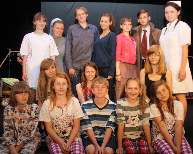 "Lolek" w komplecie. 14 młodych aktorów na deskach Bałtyckiego Teatru Dramatycznego poruszyło trudną tematykę odchodzenia 