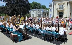 W pierwszym dniu festiwalu zagrał zespół harfowy Victorska Harp Open ze szkoły muzycznej przy ul. Wiktorskiej w Warszawie
