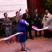 Dyrektor Muzeum Wsi Radomskiej Ilona Jaroszek po przecięciu wstegi zaprosiła do zwiedzania nowej trasy turystycznej