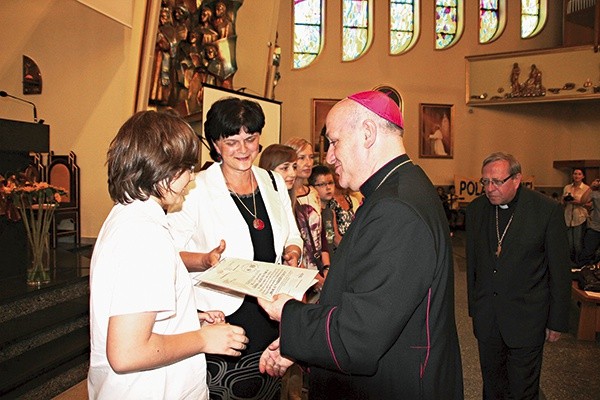  Gratulacje od bp. Piotra Gregera i bp. Pawła Anweilera odbierają liderzy kampanii z Gimnazjum nr 6