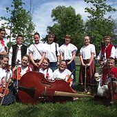  Dziecięca i młodzieżowa „Jetelinka” wraz z szefową, Moniką Wałach-Kaczmarzyk,  tuż po odebraniu nagród  i wyróżnień w Milówce