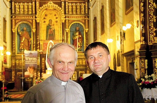  Czcicielem MB Gręboszowskiej jest m.in. ks. Ryszard Banach (z lewej). Obok proboszcz ks. Wiesław Babiarz 