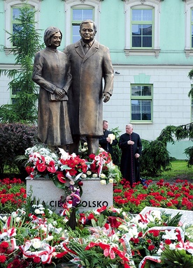 Pomnik upamiętnia prezydencką parę Marię i Lecha Kaczyńskich 