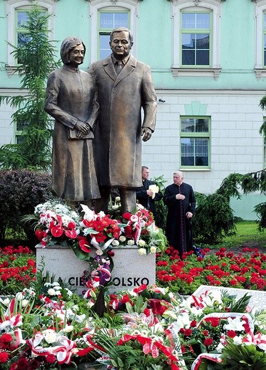 Pomnik upamiętnia prezydencką parę Marię i Lecha Kaczyńskich 