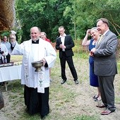  W czasie „obsiedlin” dom poświęcił ks. Mirosław Kszczot. Z prawej dyrektor muzeum Ilona Jaroszek  i marszałek Mazowsza Adam Struzik