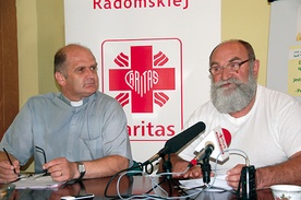   Dyrektor diecezjalnej Caritas ks. Grzegorz Wójcik i Wojciech Dąbrowski opowiadali o realizowanych projektach 