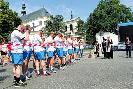  Przed startem modlitwa i pokropienie wodą święconą