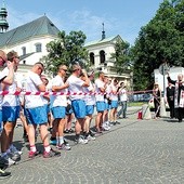  Przed startem modlitwa i pokropienie wodą święconą