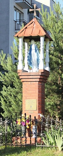 Maryjna kapliczka u zbiegu ulic Stryjeńskich i Belgradzkiej na Ursynowie została ufundowana z okazji 20-lecia pontyfikatu Jana Pawła II