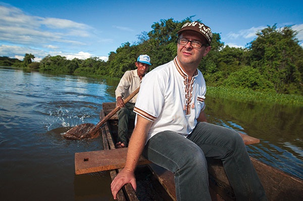 O. Kasper podczas przeprawy  przez rzekę Rio Blanco 
