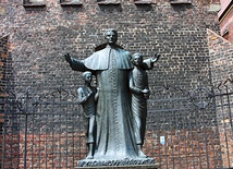  Figura św. Jana Bosko przed oświęcimską kaplicą św. Jacka