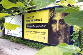  Jeden z billboardów nawiązuje do hasła promującego stolicę  Dolnego Śląska