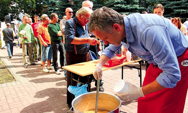  W ramach akcji „Artyści dla bezdomnych” Radosław Pazura i Przemysław Babiarz wydawali ubogim zupę
